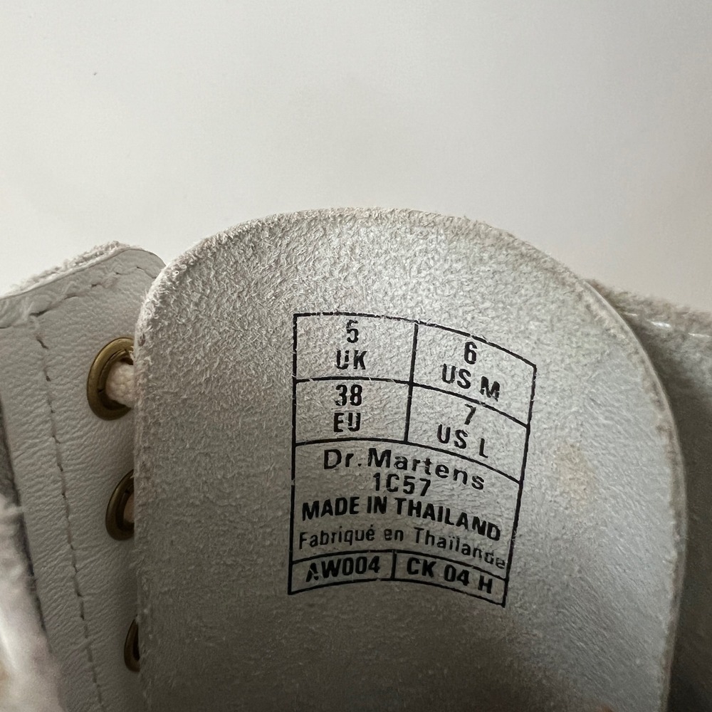 Vintage Dr. Martens 14 Hole Lace Up Tall Boots 7 White Rose Etched Leather Docs - Picture 8 of 13